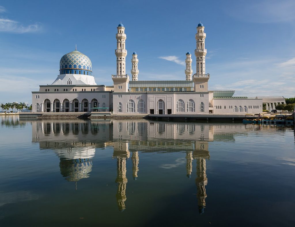 يُعد مسجد بانداراي كوتا كينابالو أهم ثاني مسجد في إقليم صباح، وقد تم افتتاحه في فبراير عام 2000م، بالقرب من بحر الصين الجنوبي يرسو المسجد على بحيرة صناعية، ويحيطه النخيل في منظر خلّاب؛ لذلك هو من أشهر الاماكن السياحية في كوتا كينابالو.  المسجد يعتبر من أهم أماكن السياحة في كوتا كينابالو، فهو تحفة معمارية يمتزج فيها فن العمارة الإسلامية التراثية مع الإبداع الهندسي، ويتشابه المسجد في تصميمه مع المسجد النبوي في بعض الفنون المعمارية، ويتميز بقبتيه الزرقاء والذهبية والتي تتواجد بالأكثر في منطقة الشرق الأوسط. تبلغ مساحة المسجد ما يقرب من 15 فدان، ويتسع لأكثر من 12 الف مُصلي، وأكثر زائري المسجد من العرب.