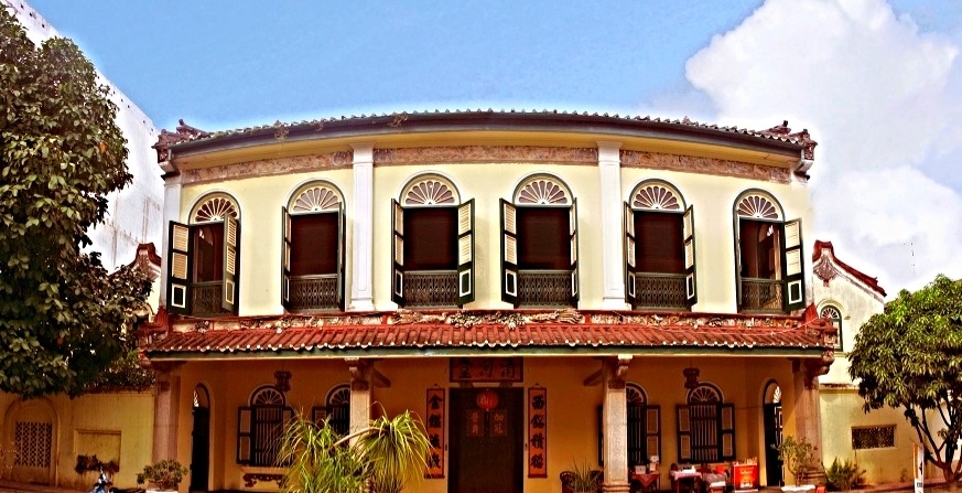 يعد قصر تجونغ أفيز من معالم السياحة في سومطرة التاريخية، فهو عبارة عن قصر صغير يتكون من طابقين، يمتاز بطرازه المعماري الرائع من الداخل والخارج، وهو الطراز المملوكي والعثماني، حيث ستلاحظ وجود الباحة في المنتصف، وحولها الأروقة الخاصة بالقصر؛ بشكل يشبه المنازل الدمشقية القديمة.  لكن في الوقت الحالي، يستخدم القصر كمتحف، يستعرض أبرز الشخصيات التاريخية والمحلية، وكذلك العديد من الحضارات التي مرت على مدينة ميدان في أندونيسيا، نعدك داخل قصر تجونغ أفيز بجولة ممتعة للغاية، تختصر لك الكثير من تاريخ ميدان، إحدى أهم مدن إندونيسيا وسومطرة بشكل خاص.