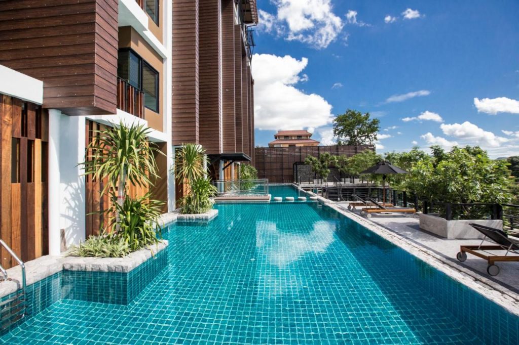 يقع Natee The Riverfront Hotel Kanchanaburi في مدينة كانشانابوري، وعلى بُعد 1.8 كم من جسر نهر كواي، كما يضم مطعم ومواقف خاصة للسيارات مجاناً ودراجات مجانية ومسبح خارجي، وتشمل المرافق المختلفة المتوفرة مركز للياقة البدنية وبار وحديقة، فيما يوفر مَكان الإقامة هذا مكتب استقبال يعمل على مدار الساعة وخدمة الغرف للضيوف.  توفر جميع الغرف تكييف هواء وتلفزيون بشاشة مسطحة مع قنوات الكابل وثلاجة وغلاية ودش ومجفف شعر ومكتب، كما تتميز الغرف في هذا الفندق بحمام خاص مزود بحوض استحمام ولوازم استحمام مجانية وإطلالة على المسبح، فيما تم تجهيز جميع غرف الضيوف في Natee The Riverfront Hotel بمنطقة جلوس.  تتوفر خيارات إفطار كونتيننتال وعلى طراز البوفيه كل صباح في مَكان الإقامة هذا.  يُمكن للضيوف المقيمين في Natee The Riverfront Hotel Kanchanaburi استخدام مركز العافية والسبا المتوفر في الموقع، والذي يضم حوض استحمام ساخن، كما يمكنهم الاستمتاع بالأنشطة في كانشانابوري وما حولها، مثل ركوب الدراجات.  يبعد Natee The Riverfront Hotel مسافة 3.9 كم من متحف جيث الحربي و21 كم من وات ثام سو.  هذه المنطقة المفضلة من مدينة كانشانابوري لدى ضيوفنا بناءً على التقييمات المستقلة.