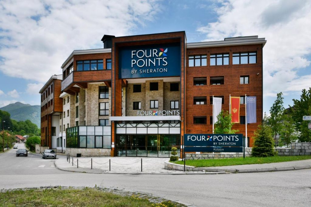 يقع Four Points by Sheraton Kolašin في كولاسين، ويوفر مكان إقامة مؤثث بشكل عصري ومزين على طراز جبال الألب، بالإضافة لإمكانية استخدام خدمة الواي فاي مجانًا في جميع المناطق وموقف سيارات خاص مجانًا في الموقع.  تتميز الغرف المؤثثة بشكل عصري بأنها مزينة بلمسات خشبية، وتحتوي على تلفزيون بشاشة مسطحة مع قنوات فضائية وميني بار ومرافق صنع الشاي والقهوة، فيما تشمل الحمامات الخاصة دش ومجفف شعر ولوازم استحمام مجانية.  تتوفر ساونا أو حوض استحمام ساخن أو صالون مساج تحت تصرف الضيوف، كما يمكن للضيوف ترك أطفالهم مع الموظفين المدربين بشكل جيد في غرفة اللعب، فيما يمكن لكل من البالغين والأطفال الاستمتاع باستكشاف المناطق الريفية المجاورة والغابات بالكامل والبحيرات والجبال.  يحتوي المطعم التقليدي على مدفأة نار مفتوحة ويقدم المأكولات الإقليمية والأوروبية والروسية.  يقع مطار بودغوريتسا على بعد ساعة واحدة بالسيارة من الفندق، وتتوفر خدمة النقل عند الطلب.