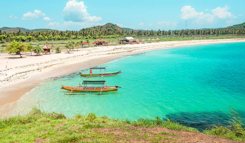 إن كنت تبحث عن الهدوء والاسترخاء، ننصحك بقضاء إجازتك وسط الطبيعة الخلابة التي تحيط بك في شاطئ تانجون آن، ذلك الشاطئ الساحر، الذي سيمنحك الاستجمام الذي تبحث عنه، على هذا الشاطئ الرملي الرائع ستتمكن من البعد عن ضجيج العالم، والبقاء في معزل عن الصخب الذي اعتدت عليه في المدينة.  يُذكر أن شاطئ تانجوج آن يعد من أهم الأماكن السياحية في لومبوك، والتي يأتي إليها السائحين من كل مكان بالعالم للاستمتاع بقدر من الخصوصية، التي طالما بحثَ عنها في مدينته ولم يجدها، يمكنك هنا التقاط أروع الصور أمام الشاطئ الفيروزي، فوق الرمال البيضاء، بأحضان جنة خضراء تحيط بك من كل اتجاه.