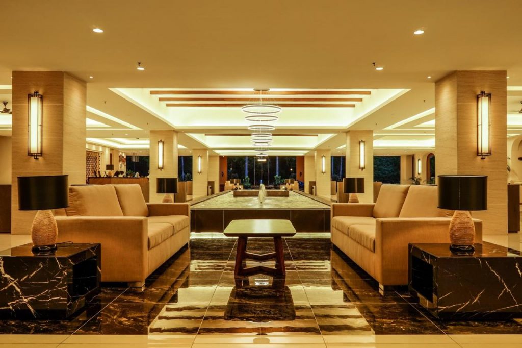 يتميز منتجع أمفرتون هيرتدج بغرف مع أجهزة تلفزيون الكابل وماكينة صنع الشاي/القهوة. ويضم مسبح وملعب للتنس. ويتوفر أيضاً موقف سيارات مجّاني وخِدمة الواي فاي المجّانية في المناطق العامة.  يبعد منتجع أمفرتون هيرتدج مسافة 15 دقيقة فقط بالسيارة عن مدينة مالاكا. ويُمكن للنزلاء الوصول في غضون ساعة بالسيارة إلى مطار كوالالمبور الدّولي.  تضم الغرف المُكيّفة الخاصة بالمنتجع حمامات داخلية مع مياه ساخنة. كما يتوفر حوض استحمام ودشّ. ويتم توفير ثلاجة وغلاية كهربائية.  يوفر مكتب الاستقبال الذي يعمل على مدار 24 ساعة مرافق تخزين الأمتعة، بالإضافة إلى خدمة غسيل الملابس وخدمات الفاكس/تصوير الوثائق. ويُمكن للنزلاء زيارة المتاجر في الفندق أو الاستمتاع بتناول وجبة شهية في مقهى دايانغ.