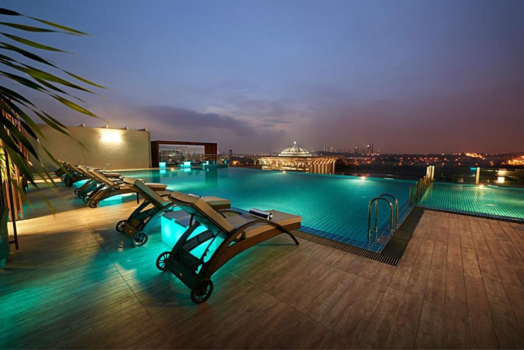 يقع فندق دورسيت بوتراجايا في سيبرجايا في منطقة سلاغور، وعلى بعد 500 متر من المحكمة الاتحادية في ماليزيا، كما يوفر هذا الفندق الفاخر إطلالات على البحيرة.  تحتوي جميع الغرف في فندق دورسيت بوتراجايا على تكييف هواء وتلفزيون مع قنوات فضائية، وتوفر أيضاً إطلالات على الحديقة وغلاية كهربائية وصندوق ودائع آمن وخزانة/مقصورة ملابس، كما تضم جميعها حمام داخلي خاص مزود بمرافق دش ومجفف للشعر ولوازم استحمام مجانية.  يتوفر أيضاً للضيوف مكتب استقبال على مدار الساعة حيث يمكنهم طلب الحصول على خدمات مثل خدمات التنظيف الجاف وغسيل الملابس مقابل تكلفة إضافية، وتتوفر أيضاً مرافق للاجتماعات حيث تشمل غرف للاجتماعات وقاعة للحفلات.  يعتبر مطار كوالالمبور الدولي المطار الأقرب لهذا الفندق، حيث يقع على بعد 45 كم.