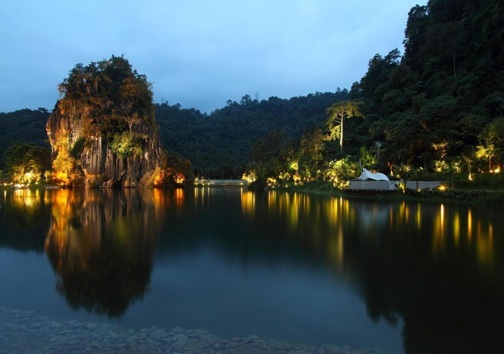 الخدمات والمميزات:  يتميز الفندق بمجموعة واسعة من المميزات حيث يحتوي علي:  حمام سباحة خارجي  ملعب تنس كرة الريشة  ملاعب اسكواش  منتجع صحي  مركز للياقة البدنية  مطعم وبركة سياحية في الهواء الطلق  تتوافر مرافق خاصة بتخزين الأمتعة  يقدم مطعم الفندق الكثير من المأكولات المحلية والآسيوية والغربية
