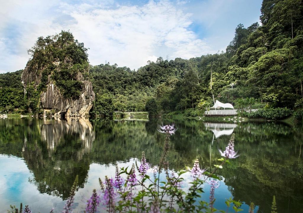 يقع مكان الإقامة هذا على بعد 16.2 كم من محطة حافلات ايبوه ووسط المدينة وملعب رويال بيراك للغولف و14 كم من مطار سلطان أزلان شاه، كما يقع منتزه لوست وورلد أوف تامبون الترفيهي على بعد 2.2 كم من مكان الإقامة.  توفر الأجنحة المكيّفة شرفة خاصة تفتح على إطلالات، كما تحتوي الوحدات على منطقة جلوس فسيحة مجهزة بتلفزيون بشاشة مسطحة قياس 42 بوصة مع قنوات فضائية وأريكة، فيما تتوفر منطقة لتناول الطعام، وتوفر الحمّامات الداخلية مرافق دش.  تشمل المرافق الأخرى في مكان الإقامة مركزاً للياقة البدنية وسبا The Haven وملعباً للأطفال ومضماراً للركض وملعباً للتنس وملعباً لكرة السلة.  يقدم المطعم الموجود في الموقع والبار بجانب المسبح المأكولات التخصصية المحلية والأطباق الآسيوية والغربية والمتوسطية.