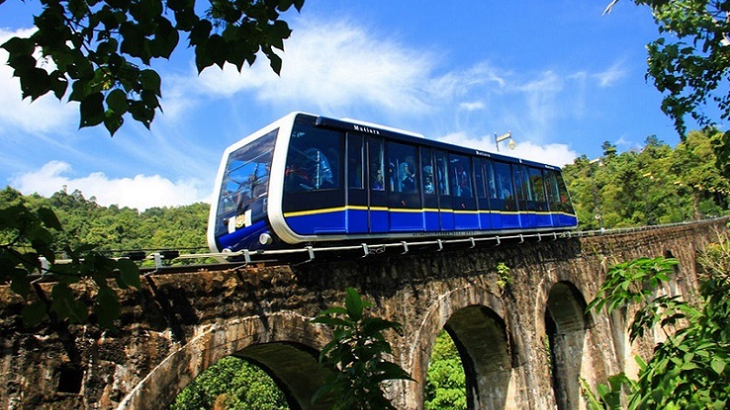 ترتفع الهضبة حتى 821 مترا فوق مستوى سطح البحر، وينبغي على أي شخص زائر لبينانغ المعروفة بأجوائها الحارة أن يصل إلى هضبتها للاستمتاع ببعض الهواء البارد والمنعش والإطلالة البانورامية على الجزيرة. ويمكن الوصول عبر الكابل بين الغابات المطيرة أوراق الشجر الخضراء.