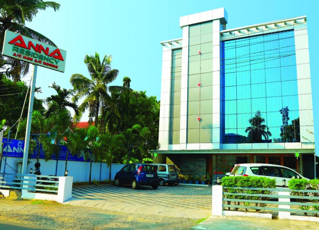 يقع Anna Residency في Nedumbassery، ويضم صالة مشتركة وحديقة وتراس وخدمة الواي فاي المجانية في جميع أنحاء مكان الإقامة. يوفر هذا الفندق ذو النجمة الواحدة مكتب للجولات السياحية وخدمة حجز التذاكر. يوفر مكان الإقامة مكتب استقبال يعمل على مدار 24 ساعة وخدمة الغرف وتحويل العملات للضيوف.  تحتوي جميع غرف الضيوف في الفندق على منطقة جلوس وتلفزيون بشاشة مسطحة مع قنوات الكابل وحمام خاص مع لوازم استحمام مجانية ودش. تحتوي الغرف على مكتب.  وتقع كوشين على بعد 29 كم من Anna Residency، في حين تقع ارناكولام على بعد 27 كم من مكان الإقامة. ويعتبر مطار كوتشي الدولي المطار الأقرب لمكان الإقامة حيث يقع على بعد 1 كم منه.