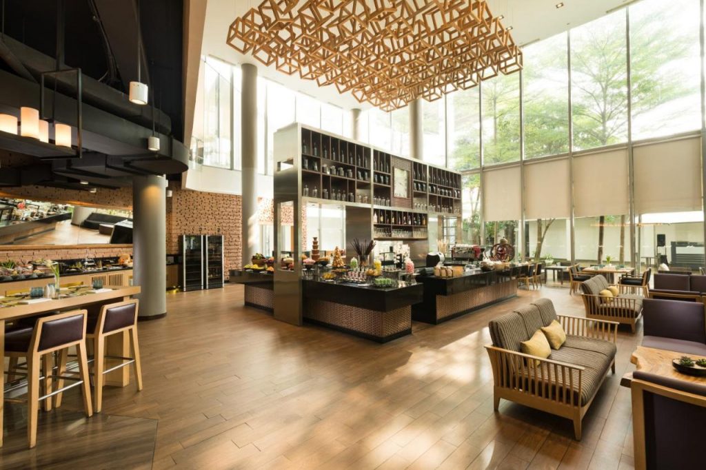 يقع DoubleTree by Hilton Jakarta - Diponegoro على بعد 2.3 كم من Grand Indonesia ، ويضم مسبحًا كبيرًا على شكل بحيرة في الهواء الطلق وجيم ومطعم. ويضم مركزًا للياقة البدنية يعمل على مدار الساعة وغرفًا أنيقة مع قواعد للآيبود. تتوفر خدمة الواي فاي مجانًا في جميع المناطق. تقع منطقة جاكرتا المركزية للأعمال على بعد 5 دقائق بالسيارة.  تم تجهيز الغرف المكيفة في DoubleTree by Hilton Jakarta - Diponegoro بذوق بتلفزيون إل سي دي 42 بوصة مع قنوات فضائية وغلاية كهربائية. يأتي كل حمام داخلي مع دش مطري أو حوض استحمام ومجفف شعر ومجموعة من لوازم الاستحمام المجانية الممتازة.  ستجد في DoubleTree by Hilton Jakarta - Diponegoro نادي للأطفال ومنتجع صحي ومركز لرجال الأعمال. تشمل وسائل الراحة الأخرى في الموقع جهاز صراف آلي وخدمة صف السيارات. يمكن للموظفين في مكتب الاستقبال الذي يعمل على مدار 24 ساعة المساعدة في نقل المطار وطلبات غسيل الملابس.  يقدم مطعم OPEN} الأطباق العالمية طوال اليوم ، بينما يقدم مطعم وبار Sea Grain أطباق التاباس المختلطة وبار المسبح الذي يقدم الوجبات الخفيفة المحلية والغربية وكذلك المشروبات. يمكن للضيوف الاستمتاع أيضًا بمجموعة متنوعة من الوجبات الخفيفة والقهوة في The Koffee. في IINDIGO Day Club بجانب المسبح وتحت ظلال اللون الأخضر ، يمكن للضيوف أيضًا تناول مجموعة واسعة من المرطبات والوجبات الخفيفة.  يقع الفندق على بعد 2.7 كم من محطة قطار جامبير وعلى بعد 22 كم من مطار سوكارنو هاتا الدولي.