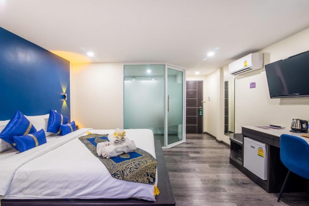 مكان الإقامة هذا على بُعد 4 دقائق سيرًا من الشاطئ يتمتع Anchan Hotel & Spa بموقع ملائم في سوق هوا هين الليلي في هوا هين، ويبعُد حوالي 500 م عن برج ساعة هوا هين و600 م عن رصيف هوا هين لصيد الأسماك. ويتميز هذا الفندق ذو الـ 4 نجوم بخدمة الواي فاي المجانية ومسبح في الهواء الطلق. يضم مكان الإقامة مطعمًا وصالة مشتركة، ويقع سوق هوا هين الليلي على بُعد أقل من 1 كم.  يضم الفندق تراسًا.  يمكن لمكتب الاستقبال تقديم المشورة بشأن المنطقة من أجل مساعدة الضيوف في التخطيط ليومهم.  تقع بليرنوان على بعد 3 كم من Anchan Hotel & Spa.  هذه المنطقة المفضلة من هوا هين لدى ضيوفنا بناءً على التقييمات المستقلة.