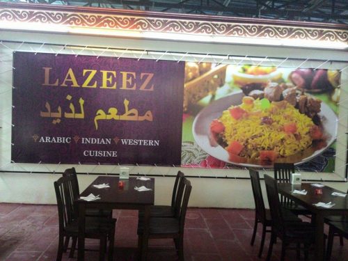 أحد أهم وأشهر مطاعم لنكاوي في تقديم الوجبالت العربية ، وهو مطعم جذاب للكثير من الزوار ، نظرًا لشهرته الواسعة في مجال الطهي.  وهو يتميز بتقديم الأطعمة العربية ، إلى جانب الطعام الهندي ، الذي يأتي إليه الزوار لتذوقه خلال رحلتهم إلى جزيرة لنكاوي.  يقع المطعم في قلب جزيرة لنكاوي ، التي يأتيها الزوار من كافة أنحاء العالم للاستمتاع لمعالمها السياحية الرائعة ، ولهذا فطعم لذيذ يعد وجهة واختيارًا رائعًا إذا ما أردت تناول الطعام ، في منتصف جولتك السياحية .  سوف تلاحظ بساطة ديكور المطعم وهدوئه ، والإطلالة المميزة على شاطيء الجزيرة ، مما يسمح للزوار بتناول الطعام في أجواء رائعة.  ويمكنك اختيار الطعام والوجبات المفضلة من قائمة مطبوعة للوجبات ، وهذا الأمر يسمح للزوار باختيار الوجبات المفضلة دون صخب أو تزاحم كما يحدث مع أغلب المطاعم ذائعة الصيت.  سوف تجد أن القائمة تحتوي على أطعمة شرقية ، وكذلك أطعمة من المطبخ الهندي ، إلى جانب عددًا من المشروبات الساخنة والمنعشة ، ويعمل المطعم من الثانية ظهرًا ، وحتى الثانية عشرة مساء.