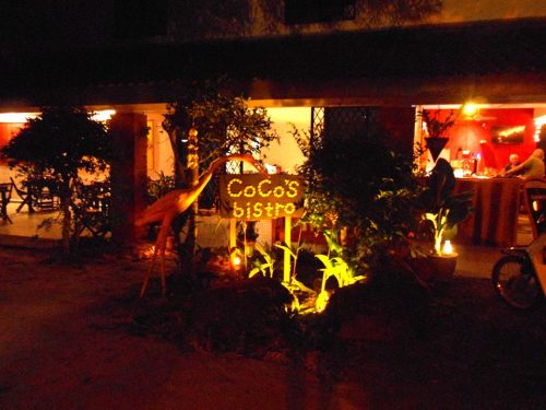 كوكوز بيسترو واحدًا من أشهر مطاعم لنكاوي ، ويقع في شارع كوالا مودا ، بأحد المباني الراقية في المنطقة ، وهو مطعم يهتم بالوجبات الأوروبية الشهيرة والمعروفة بالغرب.  ويتميز المطعم بوقوعه في منطقة خضراء ، منعشة الهواء وسط أجواء ومناظر طبيعية خلابة ، تستحق أن تأكل وأنت تنظر إليها ، ومكان المطعم يسمح لك بإطلالة مميزة على الشاطيء الرملي والبحر يجاوره ، وهو مكان يناسب الأفراد وحديثي الزواج ، لجلسة تناول طعام غاية في الرومانسية.