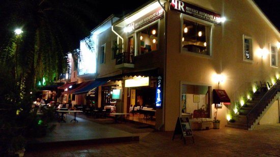 يطل مطعم بريفيلج لنكاوي الرائع ، على ميناء تيلاغا حيث يواجه النهر ، ويمنح الزائر إطلالة متميزة ، وهو مكان أنيق ذو أجواء رائعة ومتميزة ، وله تصميم على الطراز الحديث في الديكور ، وتلتف حوله النباتات والأشجار ، في مشهد أكثر من رائع.  يهتم مطعم بريفيلج وهو من أشهر مطاعم لنكاوي بتقديم وجبات متميزة ، تشمل اللحوم والمأكولات البحرية خاصة بعض أنواع السمك غير المعروفة في المنطقة العربية ، وبطرق مختلفة تناسب الحياة الماليزية ، مما يمنح الزائرين تجربة فريدة في تناول الطعام ، إلى جانب المقبلات الشهية.