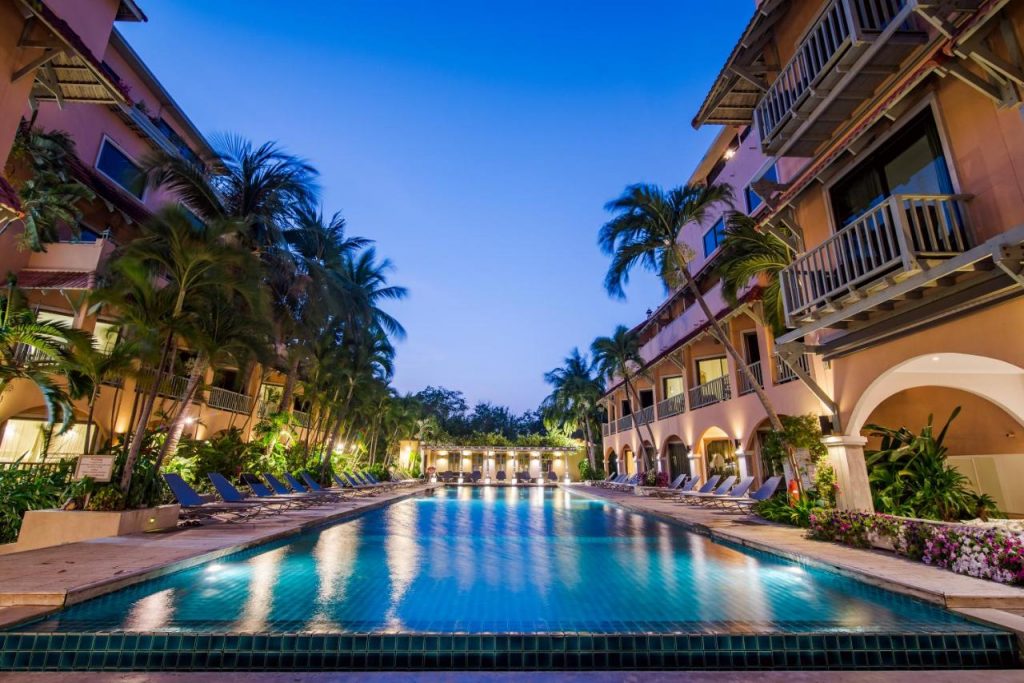 مكان الإقامة هذا على بُعد دقيقة واحدة سيرًا من الشاطئ تتميز فيلا أنانتاسيلا الرائعة بموقعها المواجه للشاطئ مباشرةً خارج البلدة بهوا هين، وتوفر ملاذ بأجواء مريحة مع مسبح خارجي ومطعم مواجه للبحر. كما تقع الغرف والفيلات في أحضان حدائق استوائية.  تتميز الغرف في فيلا أنانتاسيلا بديكور مع مفروشات وبياضات أسرّة على النمط التايلندي، وتتميز بنوافذ من الأرض حتى السقف مع إطلالة على المنطقة الخضراء المحيطة بمكان الإقامة. كما تضم كل غرفة جهاز تلفزيون مع قنوات الكابل ومشغل دي في دي وخزنة، وتشتمل الحمامات الخاصة على حوض استحمام ودش.  يمكن للضيوف لعب جولة في الميني غولف أو الاسترخاء على كراسي الاستلقاء للتشمس المتوفرة على الشاطئ. كما يمكنهم الاستمتاع بجلسات المساج على الشاطئ أو بجانب المسبح أو في راحة غرفهم.  يمكن لضيوف المطعم التمتع بإطلالة على الشاطئ أثناء تناول الطعام الذي يشمل الأطباق التايلاندية والغربية والإيطالية، وتتوفر الكوكتيلات في بار الشاطئ.  تبعد فيلا أنانتاسيلا حوالي 15 دقيقة بالسيارة عن مركز البلدة بهوا هين، وتوفر الفيلا خدمة نقل مجانية ذهاباً وإياباً إلى موقف للحافلات حيث يمكن للضيوف ركوب الحافلة الصغيرة إلى مركز البلدة.