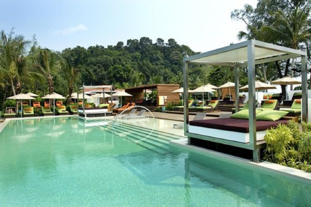 تكثر الأكواخ في هذا المنتجع بالإضافة إلى الأسرة الشبكية المرتكزة على غصون الأشجار والنباتات للاسترخاء.  لا يمكنك أن تنسي أيضاً منظر قرود المكاك وهي تتجول حولك في المنتجع.  يتميز المنتجع بوجود الطيور النادرة والفراشات متعددة الألوان فالمنتجع ينبض بالحياة.  أفضل الأشياء الممتعة في المنتجع هي:  الذهاب في نزهة بالزورق والحصول على جلسة استرخاء في المنتجع الصحي والحصول على عصير أو كوكتيل بارد من بار المنتجع.