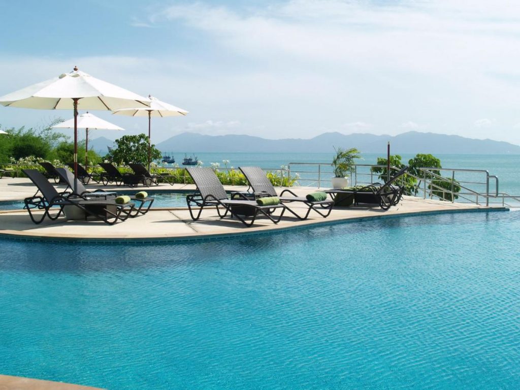 مكان الإقامة هذا على بُعد 3 دقائق سيرًا من الشاطئ يقع منتجع Samui Buri Beach الشاطئي على شاطئ مينام في كوه ساموي، ويتميز بالهندسة المعمارية التايلاندية التقليدية، ويشتمل على مسبح لا متناهي في الهواء الطلق، وتتوفر خدمة الواي فاي المجانية في جميع الأنحاء.  يوفر المنتجع فيلات مع مسابح خاصة وغرف مبنية حول المسبح الرئيسي، وتحتوي جميع الغرف على تلفزيون بشاشة مسطح ومشغل دي في دي وصندوق ودائع آمن، وتشتمل الحمامات على دش وحوض مزدوج للتزين.  يقع المنتجع على بُعد مسافة 25 دقيقة بالسيارة من مطار ساموي، ويبعُد مسافة 20 دقيقة بالسيارة عن رصيف ناثون، ويبعُد وسط شاطئ تشاوينغ مسافة 25 دقيقة بالسيارة.  يمكن للضيوف الاستمتاع بالمساج المريح في السبا أو التمرن في مركز اللياقة البدنية، ويوفر نادي الأطفال أنشطة للضيوف الصغار، فيما يمكن للضيوف الكبار حضور دروس لتعلم الطبخ التايلاندي، ويشمل المنتجع مكتبًا للجولات السياحية ومركزًا لرجال الأعمال.  تتوفر الأطباق العالمية في مطعم Seetawaree في الهواء الطلق، حيث يتم إعداد وجبات الطعام من المكونات الطازجة المتوفرة في حدائق المنتجع، كما تتوفر المشروبات في 3 بارات.