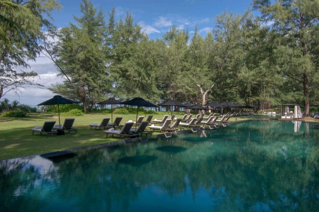 يقع SALA Phuket Resort على طول شاطئ ماي خاو الهادئ، ويضم حديقة مورقة ومسبحين مواجهين للشاطئ وفيلات مع مسابح خاصة وتراسات للتشمس، كما يتوفر سبا مع مرافق ساونا وغرفة بخار.  يقع SALA Phuket Resort & Spa على بعد 20 دقيقة بالسيارة من مطار بوكيت الدولي، كما يبعد خليج بان ناه ذو المناظر الطبيعية الخلابة مسافة 25 دقيقة بالسيارة.  تحتوي الغرف والفيلات في SALA على أجهزة تلفزيون بشاشات مسطحة مع قنوات الكابل ومشغلات دي في دي، كما تتميز الفيلات بحمّامات خارجية مع أحواض استحمام مستقلة تطل على المسبح، فيما تتوفر خدمة الواي فاي مجاناً.  يحتوي سبا SALA على 3 تراسات مساج مواجهة للشاطئ لتوفير الراحة للأجساد المُتعبة، كما يتوفر جيم للضيوف المهتمين باللياقة البدنية.  يضم SALA Phuket منطقة لتناول الطعام على السطح الذي يوفر إطلالات بانورامية على الشاطئ، كما يتم تقديم المأكولات البحرية والأطباق العالمية والتايلاندية، فيما يُمكن للضيوف تناول الكوكتيلات والنبيذ في بار الشاطئ وبار اللوبي، حيث يُمكن الاستمتاع بأجواء هادئة.