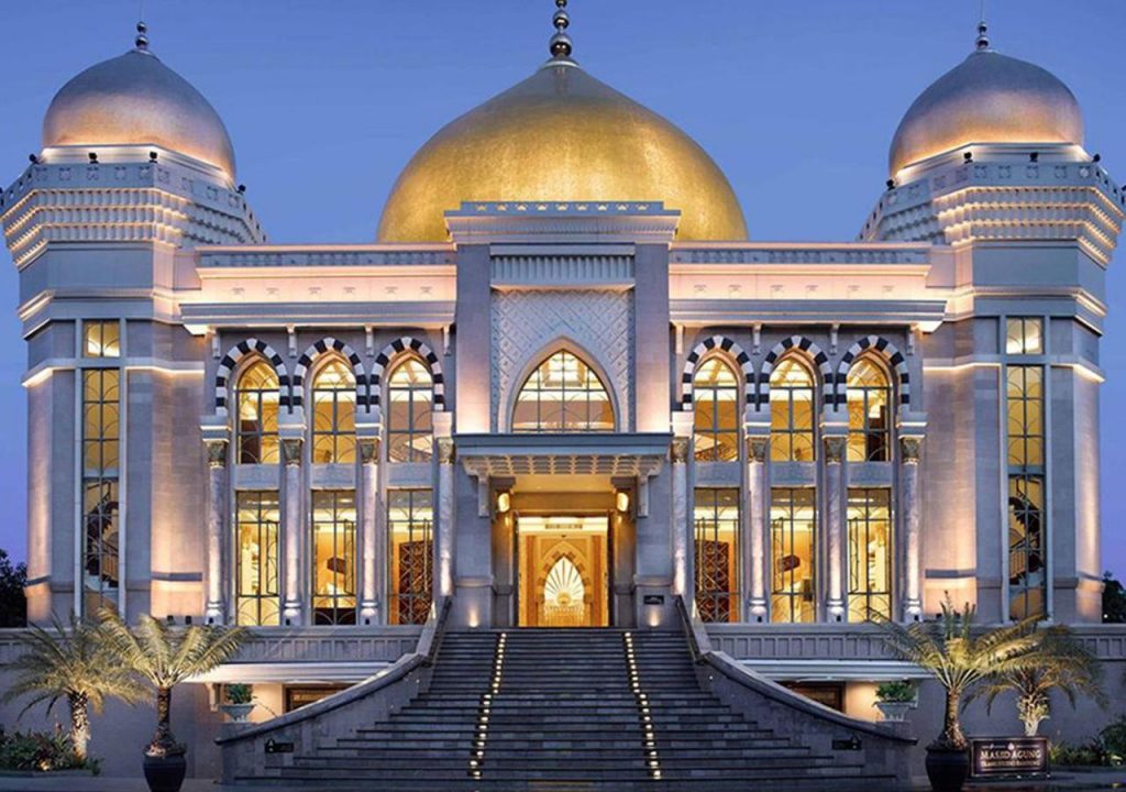 يقع فندق ذه ترانس لوكسري باندونغ في مجمع ترانس ستوديو باندونغ المتكامل، ويحتوي على غرف عصرية مزودة بقاعدة للآيبود، كما يوفر الفندق مسبح خارجي ومركز سبا ومركز للياقة البدنية يعمل على مدار 24 ساعة، فيما تتوفر خدمة الواي فاي المجانية في جميع أنحاء المبنى.  يقع فندق ذه ترانس لوكسري باندونغ على بعد 30 دقيقة بالسيارة من مطار حسين ساسترانيغارا الدولي، ويبعد بركان تانجكبن بيراهو مسافة ساعة واحدة بالسيارة.  تحتوي كل غرفة على تلفزيون بشاشة مسطحة مع قنوات فضائية ومرافق صنع الشاي والقهوة، كما تتوفر لوازم استحمام مجانية ومجفف للشعر، بالإضافة لمنطقة جلوس كبيرة مزودة بأريكة.  يمكن للضيوف الاستمتاع بممارسة التمارين الرياضية في مركز اللياقة البدنية أو الحصول على جلسة مساج مريحة باعثة على الاسترخاء، ويوفر الفندق مكتب كونسيرج لمساعدة الضيوف بتلبية احتياجاتهم، كما تتوفر خدمات غسيل وكي الملابس، ويمكن ترتيب خدمة نقل المطار مقابل تكلفة إضافية.  يتم تقديم مجموعة مختارة من الأطباق الآسيوية والغربية في مطعم الفندق، كما يضم الفندق مطعم يقدم الأطباق العالمية.
