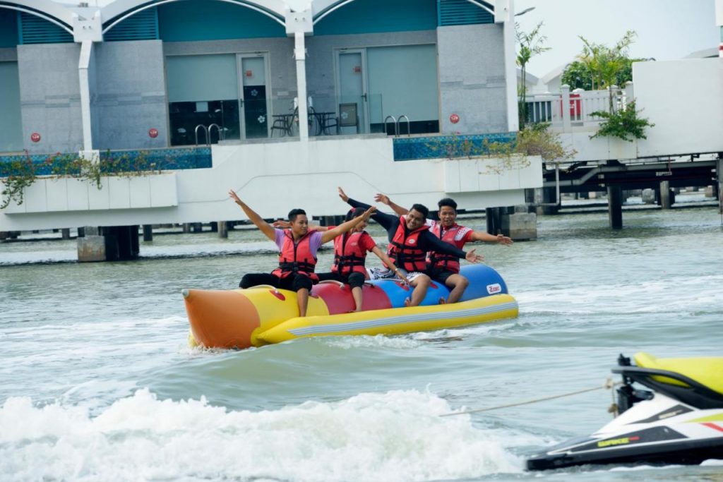 يوفر الفندق إمكانية ممارسة رياضة الغوص.  يوجد الكثير من الألعاب والأنشطة الترفيهية المائية.  يتميز الفندق بمجموعة واسعة من المميزات حيث يحتوي علي:  حمام سباحة داخلي وخارجي  منتجع صحي  مركز للياقة البدنية  يقدم مطعم الفندق الكثير من المأكولات المحلية والآسيوية والغربية  يوجد أيضاً خدمة الإنترنت المجاني السريع جداً.  يمكنك ركن سيارتك مجاناً.  تتوفر في الفندق خدمة تنظيف الغرف وغسل الملابس.  تتوفر في الفندق خدمة النقل من المطار.  يوجد بوفيه خاص بتقديم وجبة الإفطار.