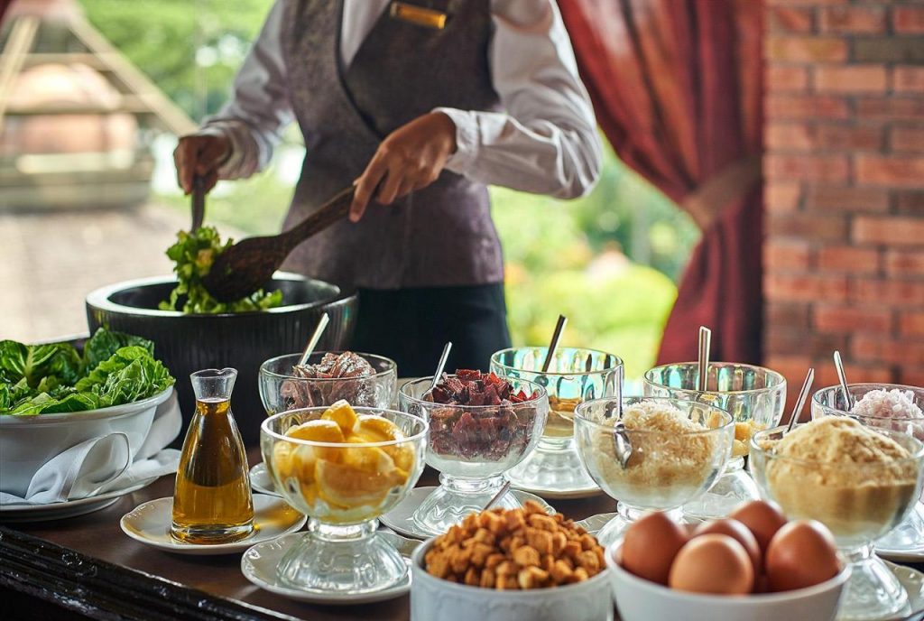 يقدم مطعم Feringgi Grill (يفتح من الخميس إلى الأحد من الساعة 6 مساءً وحتى الساعة 10 مساءً) الأطباق الأوروبية مع إطلالات جميلة على الحدائق ذات المناظر الطبيعية، كما يوفر تشكيلة رائعة من النبيذ والسيجار، فيما يمكن للضيوف تذوق الأطباق المحلية الأصيلة في مطعم The Spice Market Café (يفتح يومياً من الساعة 11 صباحاً وحتى الساعة 10 مساءً) أو الاستمتاع بالمشروبات في مطعم وبار Pinang (سيبقى بار Pinang مغلقاً حتى إشعار آخر لأسباب تتعلق بالسلامة)، بينما يقدم The Rasa Deli الذي يقع تحت الأشجار المطيرة بسكويت الكوكيز والكعك والسندوتشات التي يمكن للضيوف أخذها معهم.