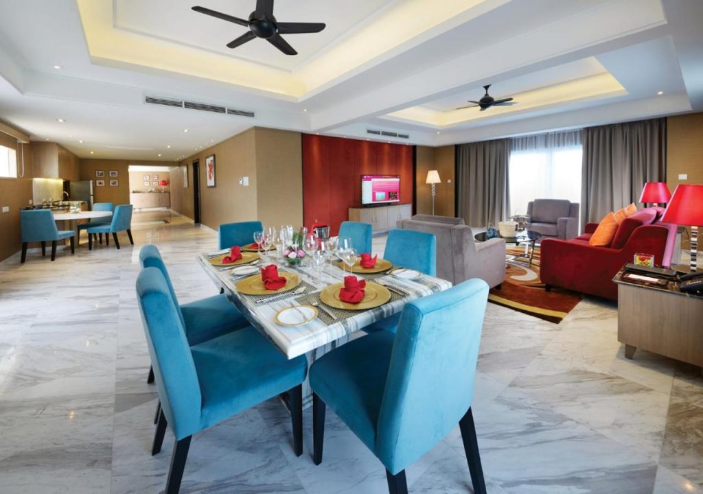 الطعام لذيذ جداً في الفندق ويجب عليك تجربة الطعام المحلي هناك.  يمكنك تجربة وجبة الأرز مع لحم الضأن والبازلاء.