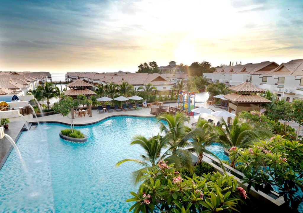 تم تزيين الفيلات الفسيحة بلمسات مشرقة ومفروشات عصرية، وتحتوي على تلفزيون بشاشة مسطحة وتكييف للهواء، وتوفر بعض الفيلات إطلالة على البحر ولوحة زجاجية لمشاهدة تحت الماء بينما يطل البعض الآخر على الحديقة، ويشتمل الحمام الخاص على حوض استحمام منفصل ومرافق دش.  يتم تقديم بوفيه الإفطار في Roselle Coffee House، والذي يفتح أيضًا لتناول طعام الغداء والعشاء، بينما يتخصص مطعم Umi Japanese في المأكولات اليابانية الأصيلة، وتتوفر المشروبات والمرطبات في Lanun Bar and Pool Cafe.  يمكن للبالغين الاسترخاء في شرفة المراقبة بينما يسبح الأطفال في مسبح الأطفال، ويمكن للضيوف المغامرين تجربة دروس في الرماية أو مسار سيغواي، كما يمكن للعائلات لعب لعبة السلم والثعبان العملاقة معاً، ويسعد الموظفون في مكتب الاستقبال الذي يعمل على مدار الساعة بمساعدتكم في خدمة الغرف وغسيل الملابس، بينما تشمل المرافق الأخرى المتوفرة في الموقع سبا ومتجرًا للهدايا ومكتبًا للجولات السياحية.  يقع أوشنك مول بورت ديكسون على بعد 6.8 كم من غراند ليكسس بورت ديكنسون، في حين يقع حصن ومتحف لوكات على بعد 7 كم من المنتجع، ويقع وسط مدينة بورت ديكسون على بعد 5.7 كم بالسيارة ويبعد مطار كوالالمبور الدولي مسافة 40 كم.