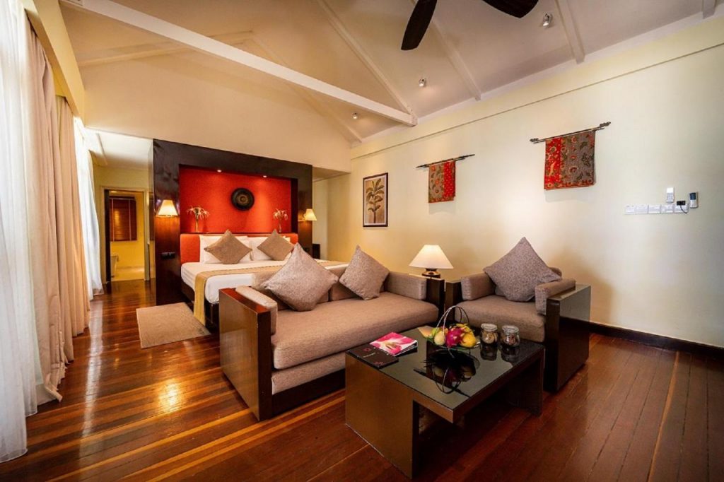 تتميز جميع الغرف والأجنحة بتصاميم مستوحاة من الفن المعماري الملايوي، بالإضافة لمفروشات خشبية ووسائل راحة عصرية، وتتوفر شرفات خاصة في جميع الوحدات، بالإضافة إلى إطلالة على البحر أو الحديقة، كما تضم الأجنحة مناطق منفصلة للجلوس ولتناول الطعام، ويشتمل الحمام الداخلي على مستلزمات استحمام فاخرة.