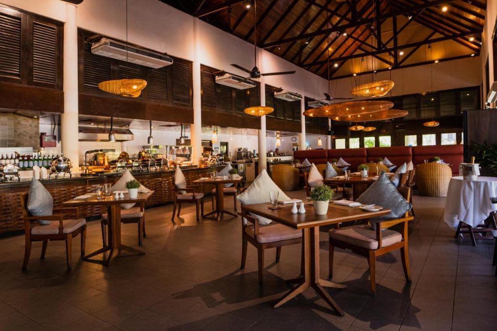 يتم تقديم الأطباق الآسيوية والكونتيننتال في مطعم سيناري، بينما يوفر مطعم Strait’s Grill منطقة جلوس خارجية، ويتخصص في المأكولات البحرية الطازجة، كما يمكن للضيوف الاختيار من قوائم النبيذ والكوكتيلات الواسعة الخاصة بالمنتجع في البارات الـ 3 الموجودة في الموقع.