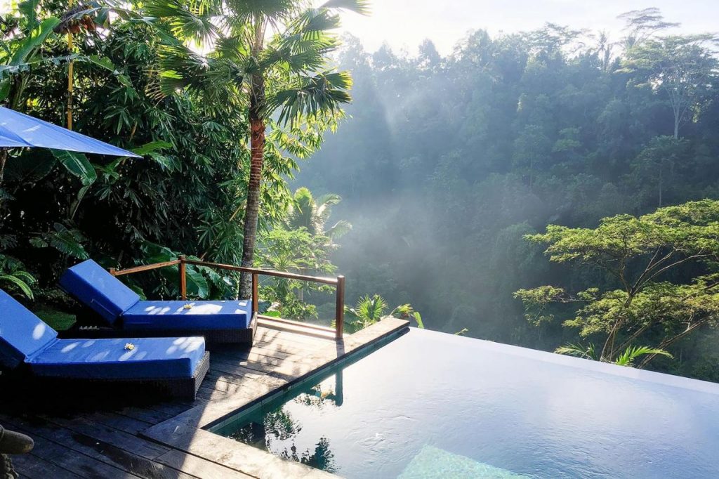 يقع Ubud Valley Boutique Resort في أوبود على بعد 5 كم من كهف الفيل ويوفر عدد من وسائل الراحة بما في ذلك الدراجات مجاناً وخدمة الواي فاي مجاناً، ويضم المنتجع ذو الـ4 نجوم مسبحًا في الهواء الطلق وغرفًا مكيفة تحتوي على حمام خاص. ويمكن للضيوف الاستمتاع بخدمة نقل مكوكية منتظمة إلى وسط أوبود.  تحتوي جميع الغرف في المنتجع على غلاية. وتحتوي جميع الغرف على تلفزيون بشاشة مسطحة، وتوفر بعض الغرف إطلالة على المسبح. تحتوي غرف الضيوف على منطقة جلوس.  يمكن الاستمتاع بوجبة إفطار كونتيننتال في مكان الإقامة. يتوفر مطعم في الموقع يقدم المأكولات العالمية.  يوفر Ubud Valley Boutique Resort تراس. تشتهر المنطقة بركوب الدراجات، وتتوفر خدمة تأجير السيارات في مكان الإقامة،  يمكن لمنتجع Ubud Valley Boutique توفير معلومات في مكتب الاستقبال لمساعدة الضيوف في التجول في المنطقة.  ويقع قصر أوبود على بعد 8 كم من المنتجع، في حين تقع غابة أوبود للقردة على بعد 9 كم، يقع سوق أوبود على بعد 8 كم من مكان الإقامة، ويبعد مطار نجوراه راي الدولي مسافة 43 كم بالسيارة.