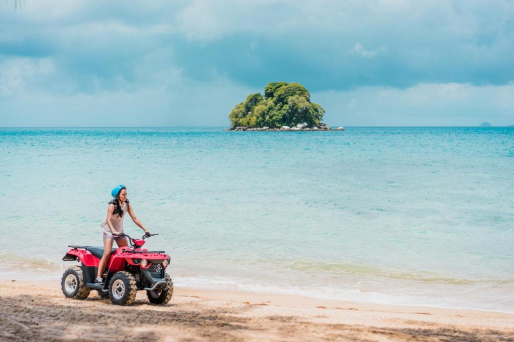 سيوفر المنتجع للضيوف غرفًا مكيفة تحتوي على مكتب وغلاية وثلاجة وميني بار وصندوق ودائع آمن وتلفزيون بشاشة مسطحة وفناء وحمام خاص مع بيديت. يوفر Berjaya Tioman Beach Spa بعض الوحدات المطلة على الحديقة ، وتضم جميع الغرف شرفة. تحتوي الغرف في مكان الإقامة على بياضات أسرّة ومناشف. يوفر منتجع برجايا تيومان ملعبًا للأطفال. تشتهر المنطقة بركوب الدراجات ، وتتوفر خدمة استئجار الدراجات في المنتجع.