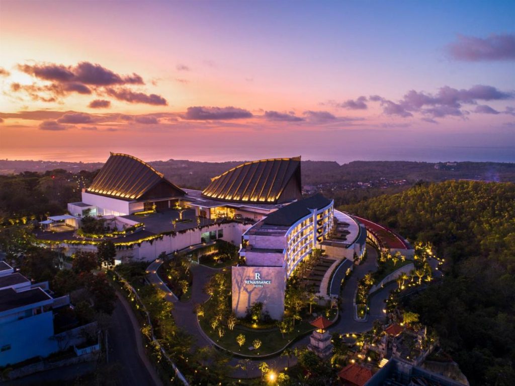 يقع Renaissance Bali Uluwatu Resort & Spa في ألواتو، ويوفر مكان إقامة مصنف 5 نجوم مع مسبح خارجي ومركز للياقة البدنية، كما تشمل جميع الغرف تلفزيون بشاشة مسطحة مع قنوات فضائية وحمام خاص، كما يقع مكان الإقامة هذا على بعد 10.5 كم من معبد أولواتو و8.9 كم من شاطئ بادانغ بادانغ.  تضم جميع الغرف في هذا الفندق مكتب، بالإضافة إلى تكييف هواء، كما تتميز بعض الغرف بتراس، فيما توفر جميع الوحدات ثلاجة.  يتم تقديم بوفيه إفطار كل صباح في مكان الإقامة هذا، كما يتوفر لدى منتجع وسبا رينيسانس بالي ألواتو مطعم يقدم المأكولات الآسيوية.  يمكن لضيوف منتجع وسبا رينيسانس عند غروب الشمس و4 مرات في الأسبوع المشاركة في أمسية والاستمتاع بالمشروبات الخاصة من خبراء مزج الكوكتيلات المقيمين، ويمكن للضيوف الاستمتاع أيضاً بقضاء يوم ممتع في مطعم Roosterfish Beach Club الواقع على شاطئ باندوا، والذي يبعد مسافة 15 دقيقة فقط بحافلة النقل الخاصة بالمنتجع.  يضم منتجع وسبا رينيسانس بالي ألواتو أيضاً خبراء محليين يمكنهم تقديم معلومات عن مختلف المغامرات والخبرات غير التقليدية أثناء إقامتكم.  يبعد الفندق مسافة 7.6 كم من شاطئ دريم لاند و3.6 كم من منتزه جارودا ويسنو كينكانا الثقافي، ويعتبر مطار بالي دينباسار الدولي المطار الأقرب لمكان الإقامة هذا، حيث يبعد مسافة 8 كم.
