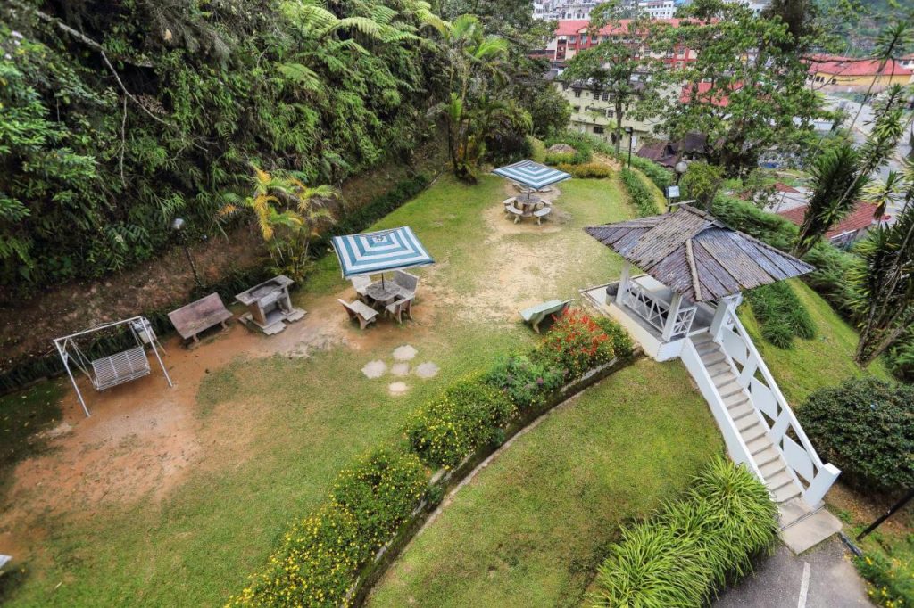 تقع Parkland Apartments في Brinchang، بالقرب من معبد Sri Thandayuthapani Swami ومعبد Sam Poh ووادي Cactus، وتضم حديقة.  يقع متحف تايم تانيل على بعد 1.3 كم من الشقة، في حين تقع مزرعة كوك ليم للفراولة على بعد 1.4 كم. ويعتبر مطار السلطان أزلان شاه المطار الأقرب لـParkland Apartments حيث يقع على بعد 34 كم منها.