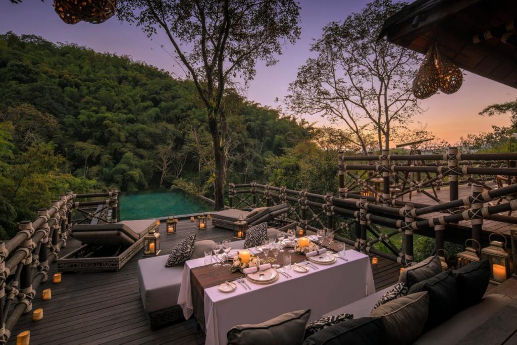 يقع Four Seasons Tented Camp Golden Triangle على بعد 65 كم من مطار شيانج راي الدولي، ويقدم باقة شاملة كليًا للرحلات بالأفيال وعلاج السبا ووجبات الطعام وخدمة نقل المطار ذهابًا وإيابًا. كما يحتوي على خدمة الواي فاي مجانًا ومسبح حر الشكل على ضفاف النهر وسبا.  تحتوي الخيام في Four Seasons Tented Camp Golden Triangle على شرفة خاصة وتكييف وميني بار. ويمكن للضيوف الاسترخاء في حوض الاستحمام الساخن الخشبي المصنوع خصيصًا للمنتجع والموجود على التراس في الهواء الطلق والمغطى بسطح ممتد.  يوفر المنتجع مكتب استقبال يعمل على مدار الساعة، ويمكن للضيوف الاستمتاع بالأنشطة الترفيهية في منطقة الحديقة أو الاسترخاء مع علاجات السبا المريحة. وتتضمن الأنشطة الأخرى رحلات بالزوارق النهرية ودروس النحت التقليدية ودروس الطهي.  يقدم مطعم Nong Yao مسرات لاوس والمسرات التايلاندية والبورمية والغربية. ويمكن للضيوف الاستمتاع بكوكتيل في أجواءٍ غير رسمية أو تناول المأكولات المحلية في الهواء الطلق في بار Burma. في حين يوجد قبو نبيذ في مبنى ذي سطح من القش ومُصمم على طراز محلي ويوفر مجموعة من أنواع النبيذ العالمية والتايلاندية.  يقع Tented Camp Golden Triangle على بُعد 4 ساعات بالسيارة من مدينة شيانج ماي.