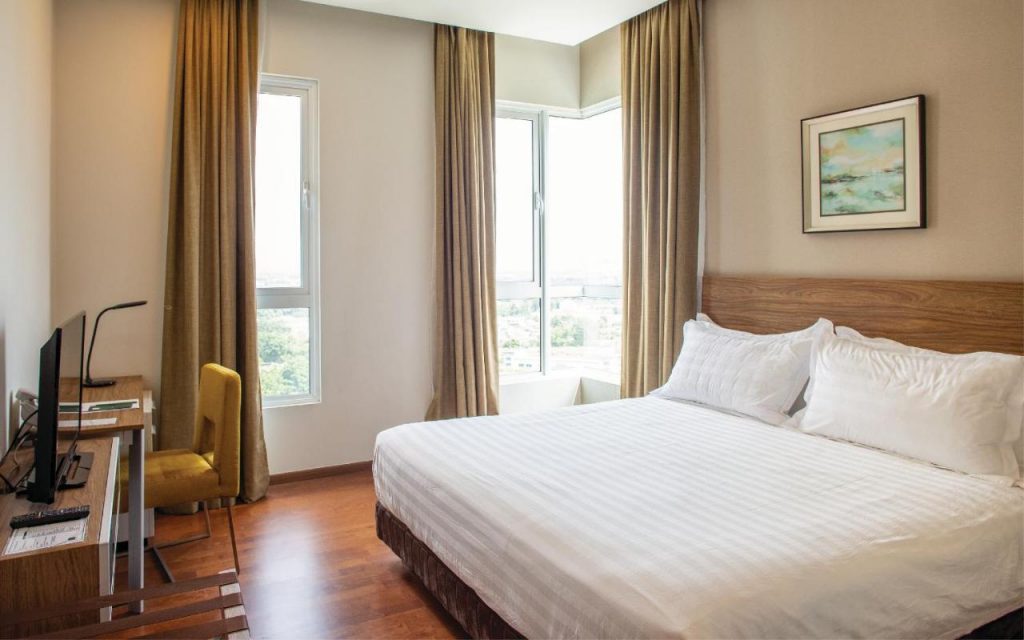 الغرف:  تتميز كل الغرف بجميع وسائل الراحة والسعادة للضيوف.  يعد فندق ذا هافين ريزورت مكان مميز للمسافرين الذين يبحثون عن الراحة والاستجمام.  يحتوي الفندق على أجنحة فسيحة ومفروشة بشكل فاخر.  يحتوي كل جناح على تليفزيون بشاشة مسطحة 42 بوصة.  يحتوي الجناح أيضاً على تكييف وغرفة جلوس وشرفة خاصة ومطبخ لتناول الطعام.  تحتوي الحمامات أيضاً على دش للاستحمام.  ويحتوي التلفاز على القنوات الفضائية ويوجد أيضاً خدمة الإنترنت المجاني.