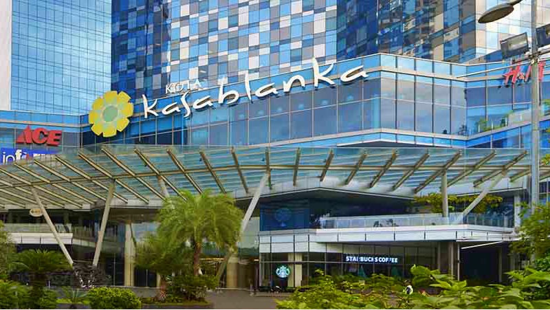 كوتا كازابلانكا مول هو واحداً من أكثر المراكز التجارية ازدحاماً في جاكارتا، حيث يستقطب هذا المول ملايين الزوار سنوياً؛ لما يعج به من متاجر تقدم أفخم الماركات العالمية، والمحلية، سواءً على مستوى الملابس، أو الاكسسوارات، ولعب الأطفال إلخ.  يوجد في كوتا كازابلانكا كذلك العديد من المرافق الهامة، أبرزها صالون للتجميل، ومنطقة ألعاب للأطفال، ومسبح على السطح، وصالة لسيارات الأجرة، وحضانة، وصالة عمل، ومسجد، بالإضافة إلى جزء مخصص للمطاعم المحلية، والعالمية، حيث يمكنك تناول أشهى الأصناف. يعد كوتا كازابلانكا مول منذ تأسيسه عام 2012، وحتى الآن من أهم وجهات السياحة في جاكرتا التي ستمنحك أنت وعائلتك أجواء الترفيه والتسوق في آن واحد.