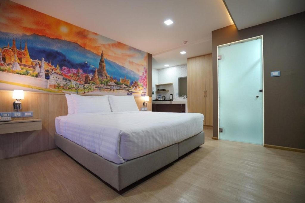 يقع The Qube fifty Hotel في بانكوك على بعد 5 كم من مركز إمبوريوم للتسوق ويتميز بحديقة وتراس وإطلالات على الحديقة، تشمل المرافق المتوفرة في مكان الإقامة هذا مطعمًا ومكتب استقبال يعمل على مدار الساعة ومساحة لتخزين الأمتعة، بالإضافة إلى خدمة الواي فاي مجانًا. يقع مكان الإقامة على بعد 8 كم من السفارة المركزية وعلى بعد 9 كم من Amarin Plaza.  تحتوي جميع الوحدات على تكييف وتلفزيون بشاشة مسطحة مع قنوات فضائية وثلاجة وغلاية وبيديه ومجفف شعر وخزانة ملابس. ويشتمل الحمام الخاص على دُش ولوازم استحمام مجانية.  يمكن لضيوف الفندق الاستمتاع ببوفيه إفطار.  يقع مركز الملكة سيريكيت الوطني للمؤتمرات على بعد 7 كم من The Qube fifty Hotel، بينما يقع شارع العرب على بعد 7 كم، ويعتبر مطار سوفارنابومي المطار الأقرب لمكان الإقامة حيث يقع على بعد 16 كم منه ويوفر مكان الإقامة خدمة نقل المطار مقابل تكلفة إضافية.