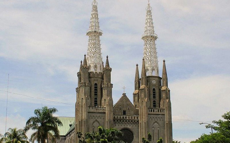 كاتدرائية جاكرتا للروم الكاثوليك تقع في ساحة مارديكا بالقرب من أهم معالم إندونيسيا، وأبرزها قصر مرديكا، ومسجد الاستقلال. تعد الكاتدرائية رمزاً دينياً وتاريخياً هاماً، حيث يعود تاريخ بناءها إلى عام 1901م، وتمتاز بهندستها المعمارية الفريدة على الطراز القوطي الحديث، الذي كان سائداً حينها. كاتدرائية جاكرتا هي مقر رئيس أساقفة الروم الكاثوليك في جاكرتا، وسر تميزها أنها من الأماكن السياحية القليلة الخاصة بالديانة المسيحية، وبالتالي تعد مقصداً هاماً للسياح الروم الكاثوليك؛ خاصة وأن الدين الإسلامي هو الدين الرسمي للدولة الإندونيسية.