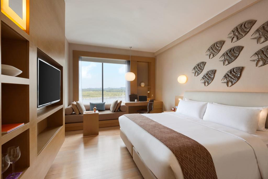 المميزات والخدمات:  يقدم الفندق العديد من الخدمات منها:  خدمة الانترنت السريع.  حمام سباحة كبير خارجي وأيضاً حمام سباحة على السطح.  مركز لياقة.  خدمة ركن السيارات المجانية.  خدمة النقل من المطار.  مطعم وبار.  خدمة تنظيف الملابس.  غرف لإجراء المقابلات.  تكييف الغرف.  ثلاجة في كل غرفة.  شرفة.