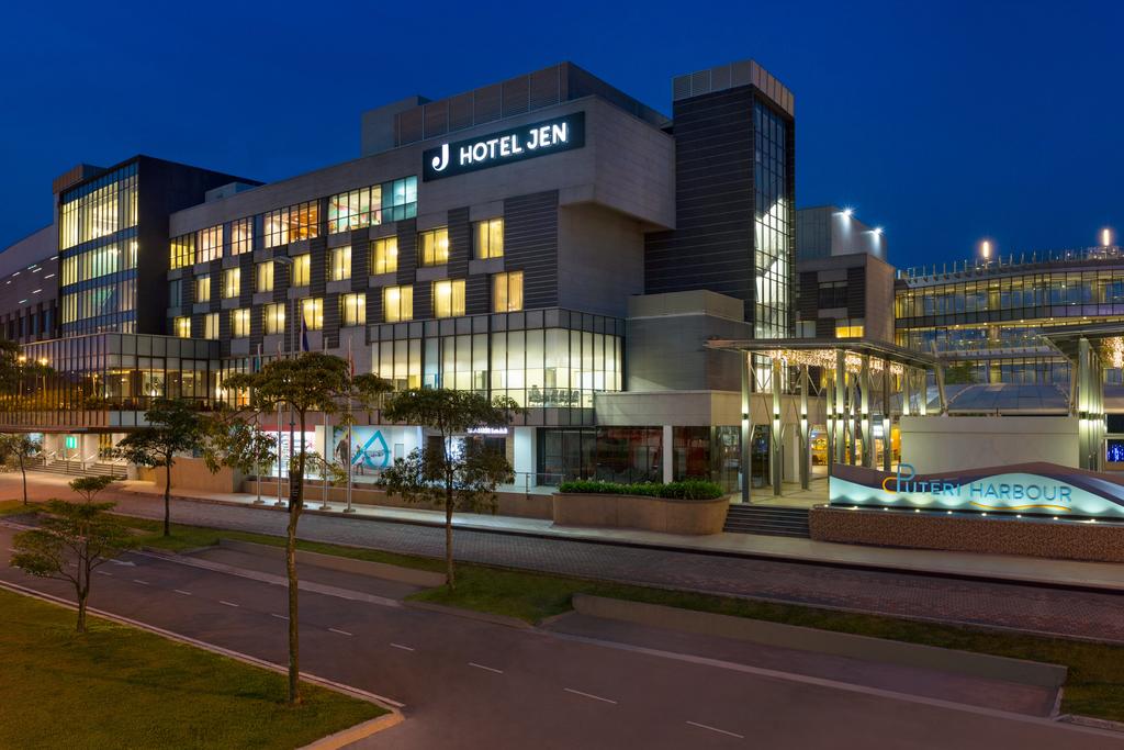 يبعد فندق جين بوتري هاربور عن بلدة جوهور باهرو حوالي 20 دقيقة ويقع في نوساجايا.  يمكن الوصول إليه بسهولة عن طريق النقل البري أو المائي من ميناء بوتري هاربور.  يبعد فندق جين بوتري هاربور عن مطار سيناي الدولي حوالي 20 دقيقة بالسيارة.  يبعد فندق جين بوتري هاربور عن مطار سنغافورة شانغي 60 دقيقة.