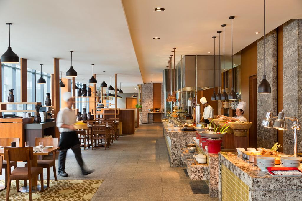 الطعام والشراب:  بالنسبة للإفطار فهو يحتوي على كل ما يناسب جميع الأذواق.  هناك أيضاً طعام خاص بالنباتيين فقط ويوجد جميع أنواع الطعام في البوفيه المفتوح الخاص بوجبة الإفطار.  يحتوي الإفطار على كل أنواع الحبوب الغربية والفواكه والسلطات والأطباق المحلية أيضاً.  يحتوي الفندق أيضاً على مطعم موجود على السقف وبار يحتوي علي أشهي المأكولات المحلية والعالمية.  يمكنك الحصول على الغداء من المطعم الموجود في الفندق أيضاً