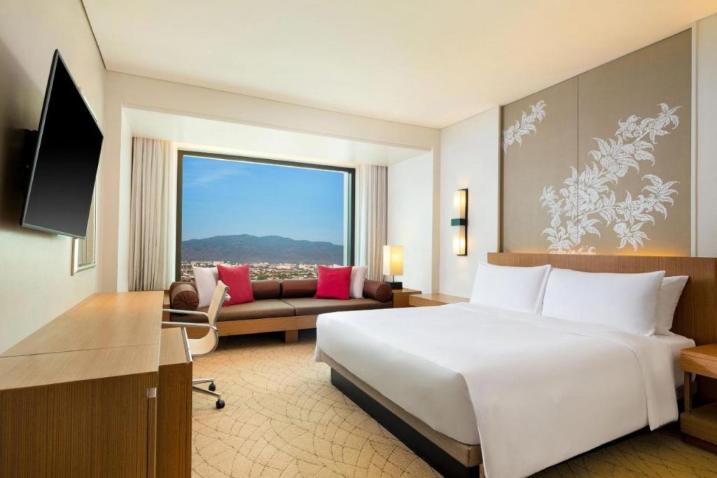 يتميز Le Meridien الفاخر بمزج التصميم الأوروبي مع سحر لانا التايلندي، ويقع في وسط مدينة شيانغ ماي في طريق Changklan على بعد مسافة قصيرة سيراً على الأقدام من بوابة تابيه وسوق Warorot. ويضم الفندق أيضاً سبا للتدليل ومسبحاً في الهواء الطلق و4 خيارات لتناول الطعام.  تتميز الغرف الأنيقة بإطلالة على جبل دوي سوثيب أو المدينة، وتحتوي جميعها على تلفزيون بشاشة مسطحة وميني بار وخزنة شخصية. كما تضم الحمامات الداخلية الكبيرة حوض استحمام منفصل ودش بالمياه الساخنة. وتتوفر أيضاً خدمة الغرف على مدار 24 ساعة.  يقع Le Meridien Chiang Mai - SHA Extra Plus ذو الـ 5 نجوم في وسط بازار تشيانغ ماي الليلي الشهير. ويبعد مسافة 7 كم عن مطار تشيانغ ماي الدولي و25 كم عن معبد دوي سوثيب. كما يتوفر موقف مجاني للسيارات.  يتميز السبا بقائمة تبعث على الاسترخاء من مساج الجسم وعلاجات بالأعشاب. ويمكن للضيوف أيضاً ممارسة التمارين في الجيم أو ترتيب رحلة نهارية في مكتب الجولات السياحية. وهناك أيضاً أروقة للتسوق في الموقع.  يقدم Favola الأطباق الإيطالية الشهيرة مع لمسة عصرية، بينما يقدم Latest Recipe مآدب بوفيه عالمية من المطبخ المفتوح التفاعلي الخاص به. كما يمكن الاستمتاع بالوجبات الخفيفة والكوكتيلات في Latitude 18 أو في تراس Plunge بجانب المسبح.