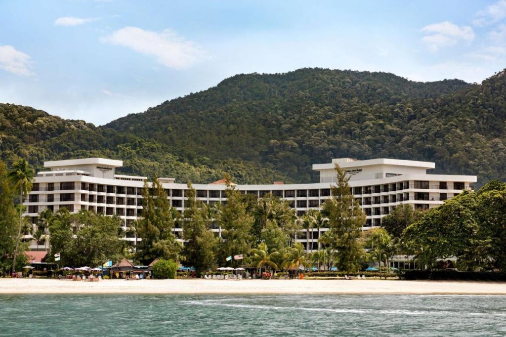 فندق جولدن ساندز ريزورت يقع Shangri-La Golden Sands, Penang في قلب شاطئ باتو فيرينغي الشهير،