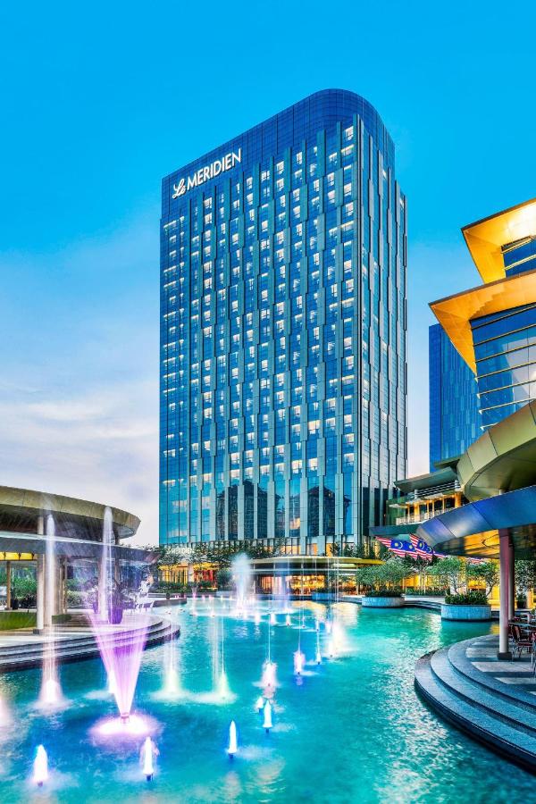 يوفر لو ميريديان بوتراجايا أماكن إقامة في بوتراجايا بمدينة كوالالمبور، ويضم مسبح خارجي، ويمكن للضيوف الاستمتاع بوجبات الطعام في 3 خيارات لتناول الطعام بمكان الإقامة. كما تتوفر خدمة الواي فاي مجاناً في كل أنحاء مكان الإقامة.  يقع على بُعد 600 متر من أي أو أي سيتي مول، في حين يبعد مستشفى سيردانغ مسافة 1.9 كم من هناك، ويبعد متنزه ماليزيا أغرو إكسبوزيشن (إم إيه إي بي إس) مسافة 3.7 كم من لو ميريديان بوتراجايا. كما يقع متنزه بوتراجايا ويتلاندز على بُعد 6.3 كم من مكان الإقامة، ويبعد مطار كوالالمبور الدولي مسافة 41.2 كم من هناك.  تم تجهيز الغرف المكيفة بجهاز تلفزيون ذي شاشة مسطحة مع قنوات فضائية وأريكة ومكتب، ويضم الحمام الداخلي مرافق دُشّ ولوازم استحمام مجانية.  تشتمل المرافق الأخرى في مكان الإقامة على مركز رياضة ونادي للأطفال، ويمكن للضيوف التوجه إلى مكتب الاستقبال الذي يعمل على مدار 24 ساعة في اليوم للحصول على خدمات الكونسيرج وخدمة تخزين الأمتعة، وكبديل لذلك، يمكنهم استكشاف المنطقة المحيطة التي توفر مجموعة متنوعة من خيارات التسوق وتناول الطعام.  يقدم لايتيست ريسيبي قائمة عالمية من المأكولات الماليزية والصينية والهندية واليابانية والغربية من المطبخ ذو التصميم المفتوح، في حين يقدم لي مي الأطباق الأصلية والتقليدية من منطقة شنغهاي والمُعدة من تقنيات الطهي ذات الطراز العصري.