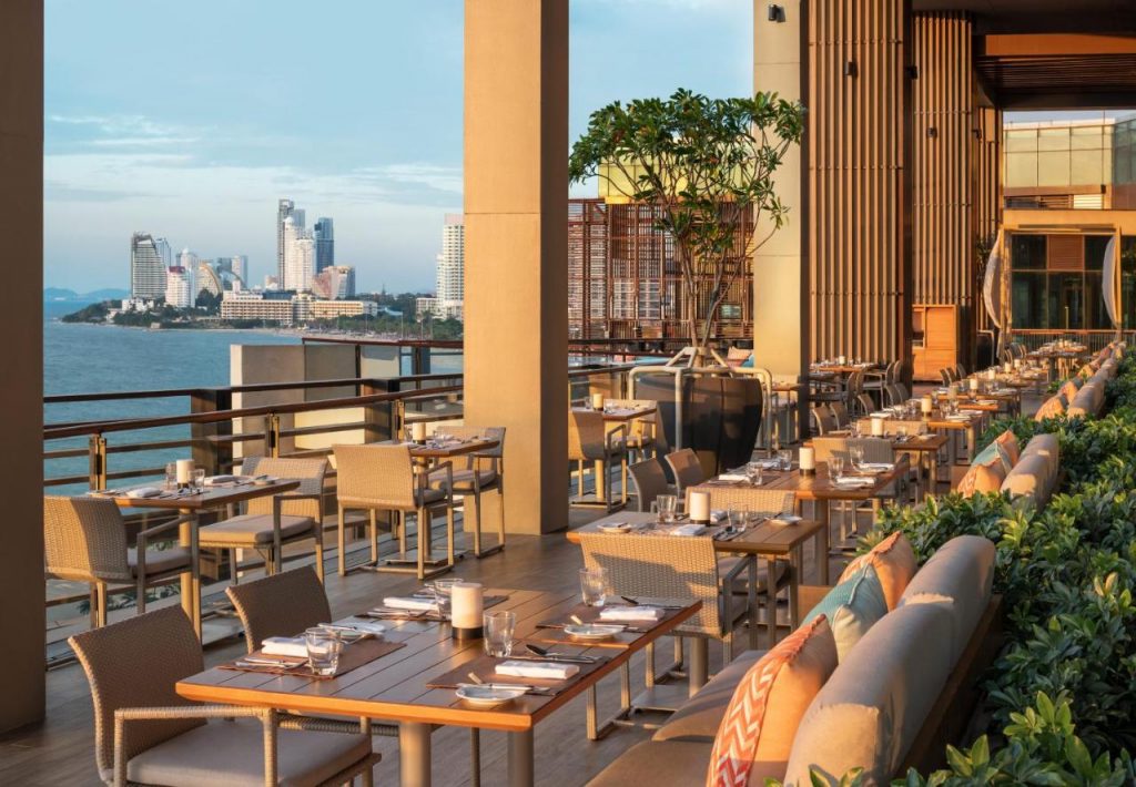 مكان الإقامة هذا على بُعد دقيقتين سيرًا من الشاطئ يوفر فندق هيلتون باتايا رفاهية فاخرة من فئة الـ 5 نجوم مع إطلالة بانورامية علي شاطئ باتايا وتلفزيونات بشاشة مسطحة 37 بوصة في مجمع سنترالفيستيفال باتايا بيتش. ويضم الفندق مسبح لا متناهي ومركز للياقة البدنية وسبا.  يتيح فندق باتايا هيلتون الوصول المباشر إلى 300 متجر ومطعم في مجمع الشاطئ. ويقع على مسافة 1.5 ساعة بالسيارة من مطار سوفارنابومي الدولي. كما يوفر مكان الإقامة خدمات نقل المطار مقابل تكلفة إضافية.  تتميز الغرف الفسيحة بأرضيات من الخشب فاتح اللون وألوان الباستيل الهادئة، وتوفر بيئة تدعو للاسترخاء مع منطقة جلوس مريحة وشرفة خاصة. وتحتوي جميع الغرف على نعال وتلفزيون مع قنوات الكابل. كما تتوفر فرشاة أسنان ومعجون أسنان مجانًا ومرافق صنع الشاي والقهوة، فضلًا عن غلاية كهربائية ونعال. كما تضم الحمامات الخاصة لوازم استحمام فاخرة ودش مطري وحوض استحمام منفصل.  يمكن للضيوف الاستمتاع بمجموعة متنوعة من الرياضات المائية وأنشطة خارجية. ويمكن للموظفين التحدث باللغات الإنجليزية واليابانية والتايلاندية والكورية والصينية. يقبل مكان الإقامة بطاقة يونيون باي كوسيلة للدفع.  يمكن للضيوف بدء يومهم مع وجبة إفطار شهية في Edge الذي تقدم الأطباق العالمية والآسيوية ومطبخ بمخطط مفتوح وإطلالات خلابة على الخليج. وتشمل خيارات تناول الطعام الأخري تناول الأكل الفاخر في Flare والمرطبات الخفيفة في Drift. كما يمكن الاستمتاع بالمشروبات والأطباق اللذيذة في Horizon الذي يقع أعلى سطح الفندق.