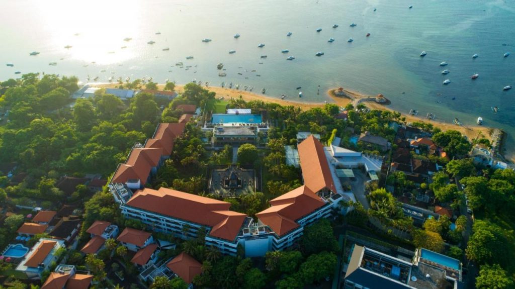 يقع InterContinental Bali Sanur Resort، an IHG Hotel في مدينة سانور الهادئة ، ويتميز بحديقة استوائية خلابة وشاطئ شبه خاص. كما يضم مسبحًا في الهواء الطلق وخيارين لتناول الطعام. تتوفر خدمة الواي فاي مجانًا في جميع المناطق. يمكن للضيوف الاستمتاع بخدمات نقل مكوكية مجانية داخل منطقة سانور.  تتميز الأجنحة في منتجع إنتركونتيننتال بالي سانور ، أحد فنادق IHG بالرفاهية والراحة ، وتتميز بديكور بالي تقليدي ومنطقة معيشة مع إطلالة. وهي مزودة بتلفزيون بشاشة مسطحة مع قنوات فضائية وقاعدة للآي بود. يشتمل الحمام الداخلي على دش وحوض استحمام ومستلزمات استحمام مجانية.  يتخصص Nyala Beach Club & Grill الحاصل على شهادة الحلال في أطباق المأكولات البحرية والمأكولات المشوية ، بينما يقدم Layang Layang المأكولات الإندونيسية والغربية. توجد أيضًا صالة حيث يمكن للضيوف الاستمتاع بالقهوة والشاي بعد الظهر.  يوفر منتجع إنتركونتيننتال بالي سانور ، أحد فنادق IHG ، نادي للأطفال وسبا وجيم لمتعة الضيوف. تعد مرافق الاجتماعات / الحفلات وخدمة صف السيارات أيضًا من بين وسائل الراحة في الموقع.  يقع منتجع إنتركونتيننتال بالي سانور ، أحد فنادق IHG على بعد 5 دقائق بالسيارة من ملعب Grand Bali Beach للغولف و 30 دقيقة بالسيارة من مطار Ngurah Rai الدولي.