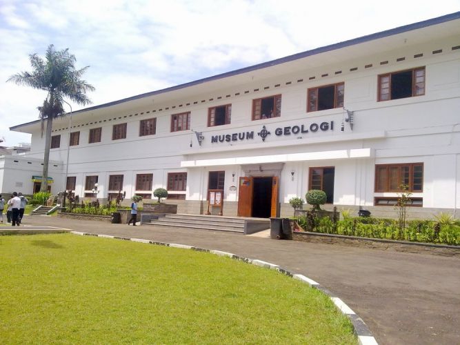 أو متحف التاريخ الجيولوجي، والذي تم تسميتهُ بهذا الاسم نظراً لما يحويه من 300,000 قطعة صخرية ومعدنية وحفرية مُميزة، ويُعتبر أحد مواقع التراث العالمي التي تستقطب الزوار إليها من كافة بقاع العالم بهدف السياحة في باندونج، ومن أشهر القطع الأثرية التي توجد به هو نيزك يصل وزنهُ إلى 156 كجم قد سقط في ماديسون عام 1884 م.  كما يُمكنك الاستمتاع بالعرض التصويري الذي يُقدمهُ عن أشهر البراكين في إندونيسيا وكافة المعلومات عنها، أما عن تاريخ المتحف الجيولوجي في باندونج؛ فقد تم تأسيسه في عام 1928 م في جاوا الغربية، وتحديداً في 57 جالان ديبونيفور، قريباً من المبنى الحكومي للإقليم، بهدف جذب السياح إلى السفر الى باندونج، وقد تم تجديده فيما بعد برعاية الوكالة اليابانية للتعاون الدولي.