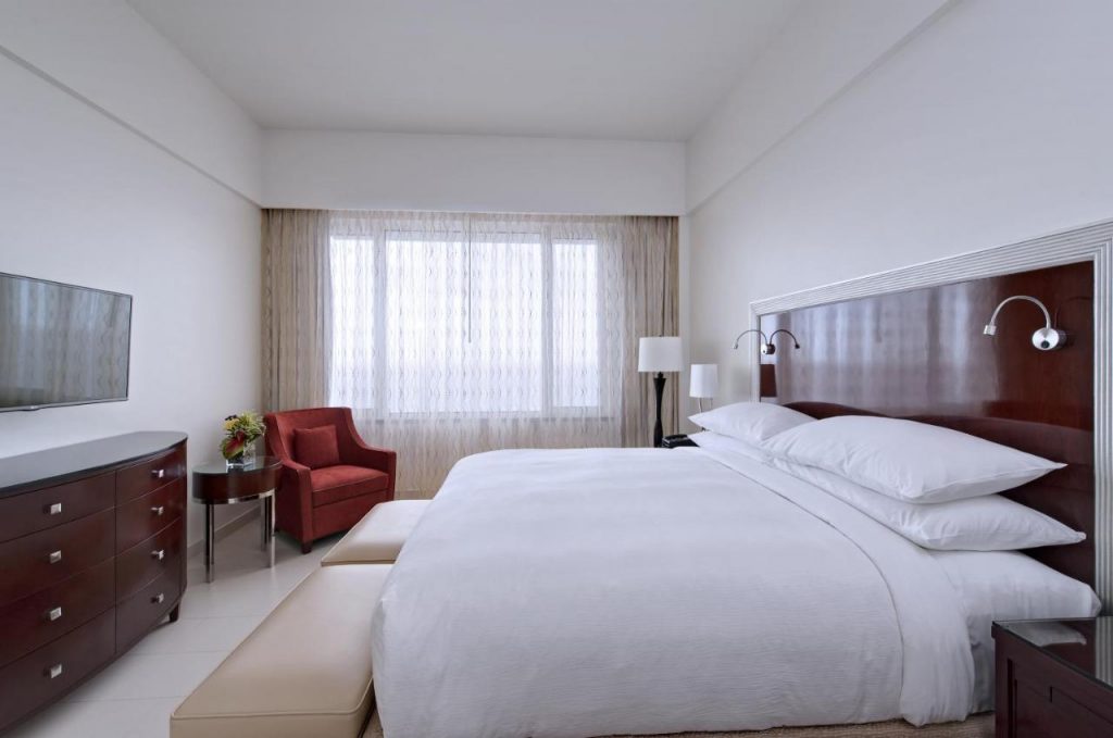 تتميز كل غرفة في الفندق بديكور مفصل، وتوفر إطلالة على المحيط أو أضواء مدينة جورج تاون، وتشمل كل منها على تلفزيون بشاشة مسطحة مع قنوات الكابل وميني بار واستخدام خدمة الواي فاي عالية السرعة ومكتب، وتوفر الحمامات الخاصة حوض استحمام ومجفف شعر، ويقدم أيضا آلة القهوة ومكواة وصندوق ودائع آمن.