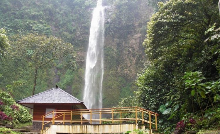 ويقع في غرب جزيرة جاوة في مدينة باندونج، على ارتفاع 87 متر فوق سطح البحر، وهو من المناطق السياحية في باندونج حيثُ أنهُ من أعلى الشلالات التي توجد بها، وهو يصُب في نهر سيماهي، ويوجد على مقربة من محطة Cisarua  للنقل العام في المدينة، ولهذا فهو سهل الوصل إليه بالمواصلات.