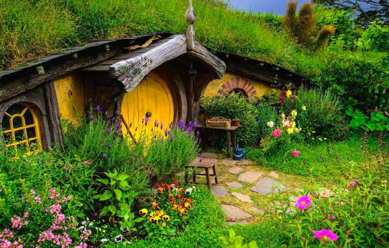 وهي واحدة من أهم معالم باندونج على الإطلاق، فهي تجتذب العديد من السُياح والزوار إليها سنوياً، لكونها تسمح لهُم بتجرُبة العيش في البُلدان الأوروبية على الطريقة الكلاسيكية، وذلك كتجرُبة رائعة لرواية ملك الخواتم “The Lord of the Rings” حيثُ يتواجد الأقزام أو الهبيتون، وتُعتبر الصور الفوتوغرافية في مزرعة سوسو ليمبانغ واحدة من أفضل الصور الفوتوغرافية التي يلتقطُها زوارها من خلال جولات السياحة في إندونيسيا، حيث يُمكن لكل الزوار التقاط العديد من الصور المُميزة بارتدائهم الملابس الفيكتورية من اسكتلندا وهولندا، وملابس سيدات الإنجليز في القرن السابع عشر.