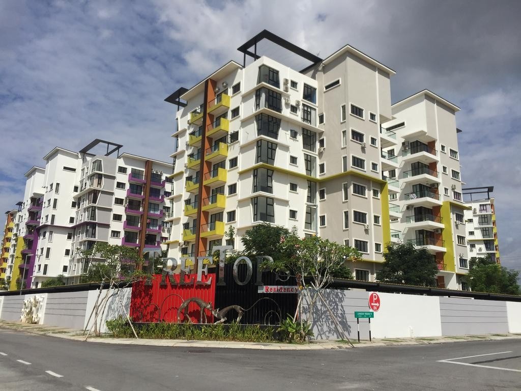 هناك العديد من خيارات الإقامة الواقعة بالقرب من المطار ومنها الاتي:-  فندق VG Ipoh Homestayوهو فندق رائع يقع على بعد 3.1 كيلو متر من المطار  وفندق Treetop Residency Condo، الذى يقع على بعد 2.2 كيلو متر من المطار  Felicia Homestay، وهو فندق ممتاز يبعد مسافة 1.6 كيلو متر عن المطار.  وفندق Merton Homestay، الذى يبعد مسافة 2.7 عن مطار السلطان شاه.  وبالنسبة للفنادق الاقتصادية، هناك فندق بين ريزيدنس، الذى يقع على مسافة 1.9 كيلو متر من المطار.