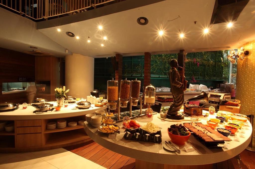 تتميز الغرف بطابع أنيق وعصري للغاية.  يمكنك حجز غرفة بسرير واحد لشخصين وتمتع بالسرير الناعم في الفندق.  تتمتع الأجنحة بغرفة للمعيشة وصالة كبيرة تحتوي على الكثير من المقاعد الجلدية الرائعة.  تتميز الغرف بتناسق ألوانها مع الأثاث الموجود بداخلها.  الإضاءة في الغرف رائعة أيضاً.